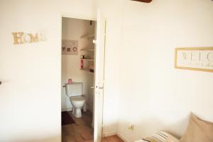 カルパントラにあるLe Studio 85のバスルーム(トイレ付)と部屋のドアが備わります。