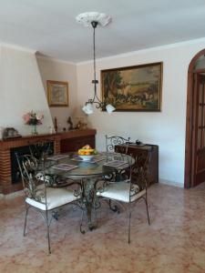 comedor con mesa y sillas en Villa de La Rosa, en Málaga