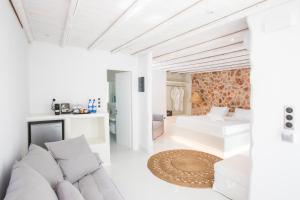 uma sala de estar branca com um sofá e uma mesa em Paros Palace em Parikia