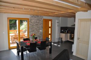 a dining room with a table and chairs and a kitchen at Le Chalet La Cigogne et Le Chamois in Munster