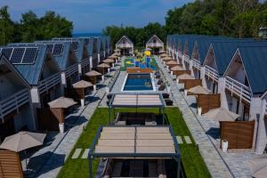 widok na ośrodek ze stołami i parasolami w obiekcie Natural Resort w Gąskach