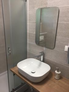 een badkamer met een witte wastafel en een spiegel bij Villa Olea in Punat +16 foto's