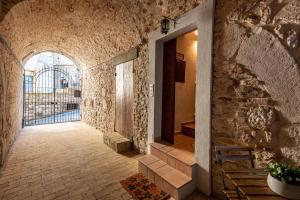 um corredor num edifício com uma parede de pedra em La casa dell’artista em Assis