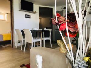 a living room with a table with white chairs at Dimora PierDomiCeli in Bari