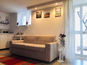 a living room with a couch and a kitchen at Dimora PierDomiCeli in Bari