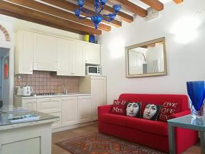 sala de estar con sofá rojo en la cocina en Casa Torretta, en Venecia