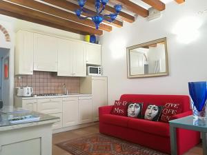 a living room with a red couch in a kitchen at Casa Torretta in Venice