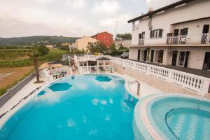 ein großer blauer Swimmingpool auf dem Dach eines Gebäudes in der Unterkunft Guesthouse SOLE in Piran