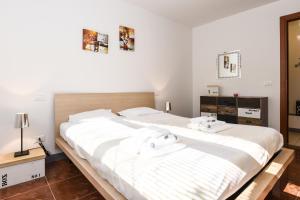 Een bed of bedden in een kamer bij Desenzano Beach Apartment