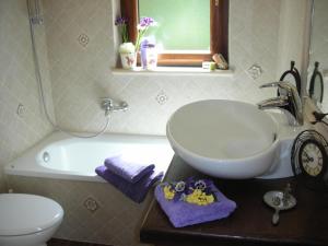 a bathroom with a sink and a tub and a toilet at B&B Casacapraia in Itri
