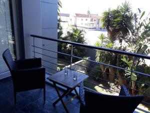 伊丽莎白港Field's Rest: The Apartment的阳台上的桌子和椅子，可以欣赏美景