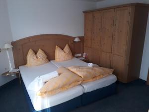 a bedroom with two beds with pillows on them at Hotel Garni Alpenruh-Micheluzzi in Serfaus