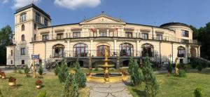 Vonkajšia záhrada v ubytovaní Uzdrowisko Sanatorium Augustów Pałac na wodzie Falkowski