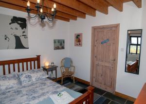 ein Schlafzimmer mit einem Bett, einem Stuhl und einem Fenster in der Unterkunft Dunmanus View in Durrus