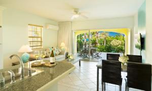 cocina y sala de estar con vistas a la sala de estar en The Inn at Grace Bay, en Grace Bay