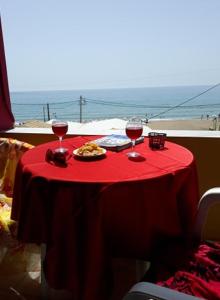 アギオス・ゴルディオスにあるMARGARITAS' ROOMSの赤いテーブル