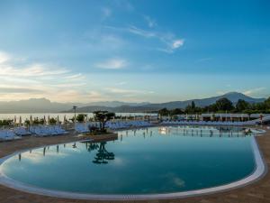 vista sulla piscina del resort di IdeaLazise Camping and Village a Lazise