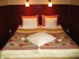 Postel nebo postele na pokoji v ubytování Lugnet Malung Hotell