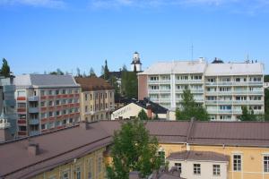 City Apartment Haapaniemenkatu في كوبيو: أفق المدينة مع المباني وبرج الساعة