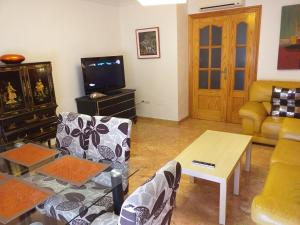 uma sala de estar com um sofá e uma mesa em Arrecife de las Sirenas em Almeria