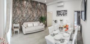 - un salon avec un canapé blanc et une table dans l'établissement NEW MOON LUXURY APARTMENT, à Lido di Ostia