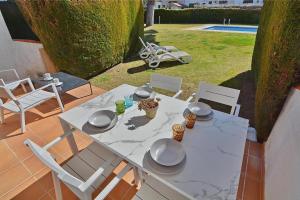 Bazén v ubytovaní Holiday Home Gardenia alebo v jeho blízkosti