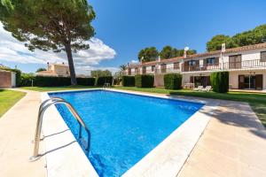 Bazén v ubytovaní Holiday Home Gardenia alebo v jeho blízkosti