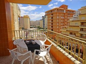 a balcony with a table and chairs on a balcony at ROMA 11 GANDÍA - Alquiler a familias in Gandía