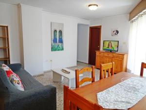 a living room with a table and a dining room at ROMA 11 GANDÍA - Alquiler a familias in Gandía