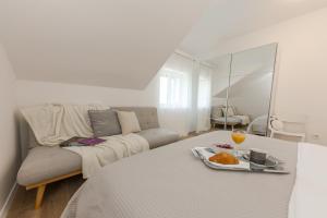 Posezení v ubytování Enjoy Split, new apartment in the center with a private garden