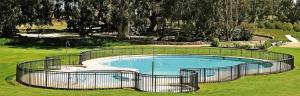- une piscine dans un parc entouré de clôtures dans l'établissement Depto Maitencillo frente al Mar - Costamai, à Maitencillo