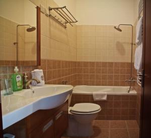 A bathroom at Spirit Apartman