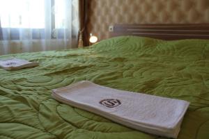 A bed or beds in a room at Spirit Apartman