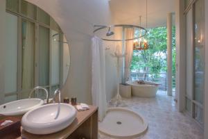 Koupelna v ubytování SALA Phuket Mai Khao Beach Resort