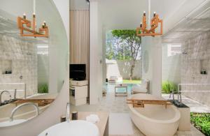 Koupelna v ubytování SALA Phuket Mai Khao Beach Resort