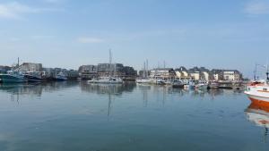 eine Gruppe von Booten liegt in einem Hafen vor Anker in der Unterkunft maison de vacances in Grandcamp-Maisy