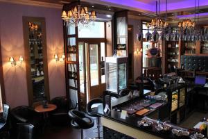 a bar with chairs and a counter in a room at Spirit Apartman in Hajd&uacute;szoboszl&oacute;