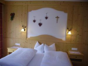 Postel nebo postele na pokoji v ubytování Alpenbauernhof Gröbenhof