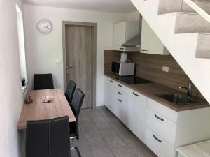Kuchyň nebo kuchyňský kout v ubytování Jack's Apartments