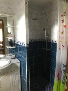 Koupelna v ubytování Les Buis + 24 fotografií
