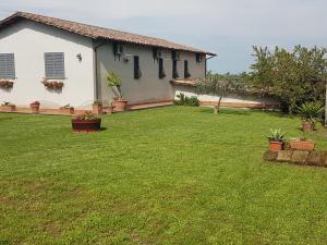 a house with a yard with green grass at Agricampolungo Monterosi in Monterosi