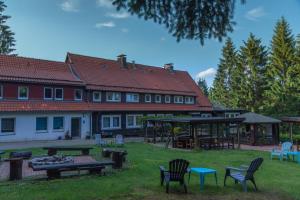 um edifício com uma mesa de piquenique e cadeiras num quintal em Welt Lodge em Altenau