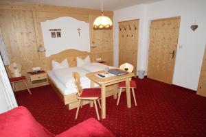 Postel nebo postele na pokoji v ubytování Alpenbauernhof Gröbenhof
