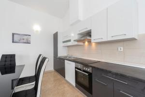 Kuchyň nebo kuchyňský kout v ubytování Beautiful penthouse for 8 close to city center