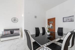 Posezení v ubytování Beautiful penthouse for 8 close to city center