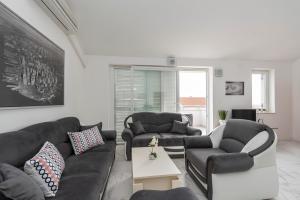Posezení v ubytování Beautiful penthouse for 8 close to city center