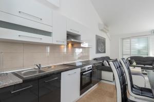 Kuchyň nebo kuchyňský kout v ubytování Beautiful penthouse for 8 close to city center