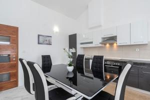 Kuchyň nebo kuchyňský kout v ubytování Beautiful penthouse for 8 close to city center