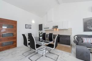 Kuchyň nebo kuchyňský kout v ubytování Beautiful penthouse for 8 close to city center