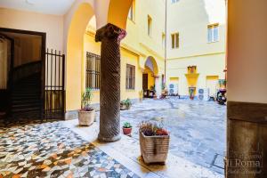 a courtyard with potted plants and a column in a building at Al centro di Roma in Rome